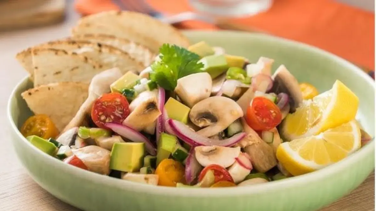 Ceviche de champiñones y aguacate