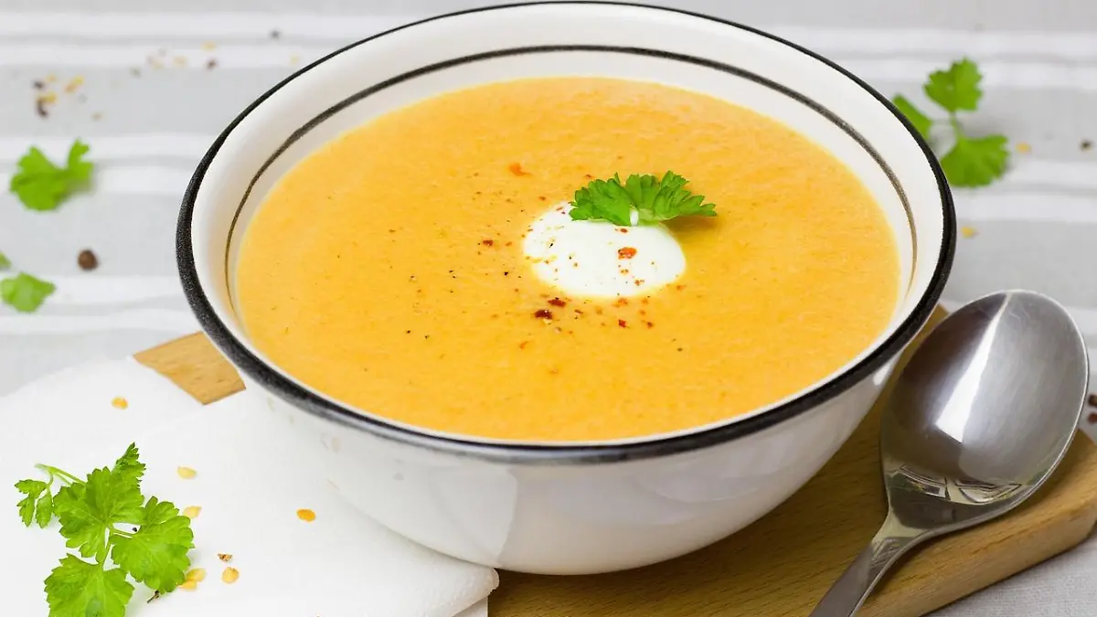 Sopa de zanahoria y almendras tostadas