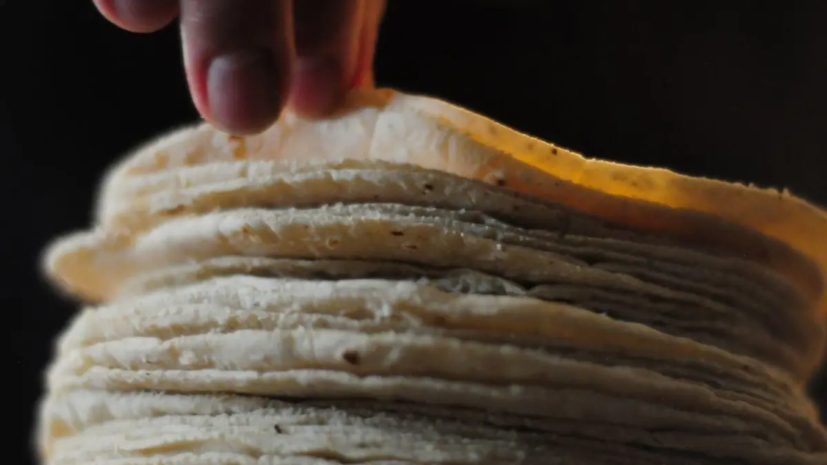 La tortilla es un alimento básico ena dieta de la población mexicana.