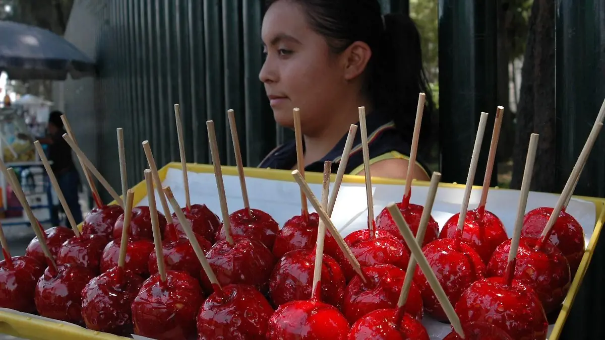 ECATEPEC, EDO. DE MÉXICO, 15MAYO2009.  Las  manzanas cubiertas de dulce son un postre tradicional mexicano que aún prevalece su elaboración y venta en este municipio y en otras partes del país.FOTO: MARIO NULO/CUARTOSCURO