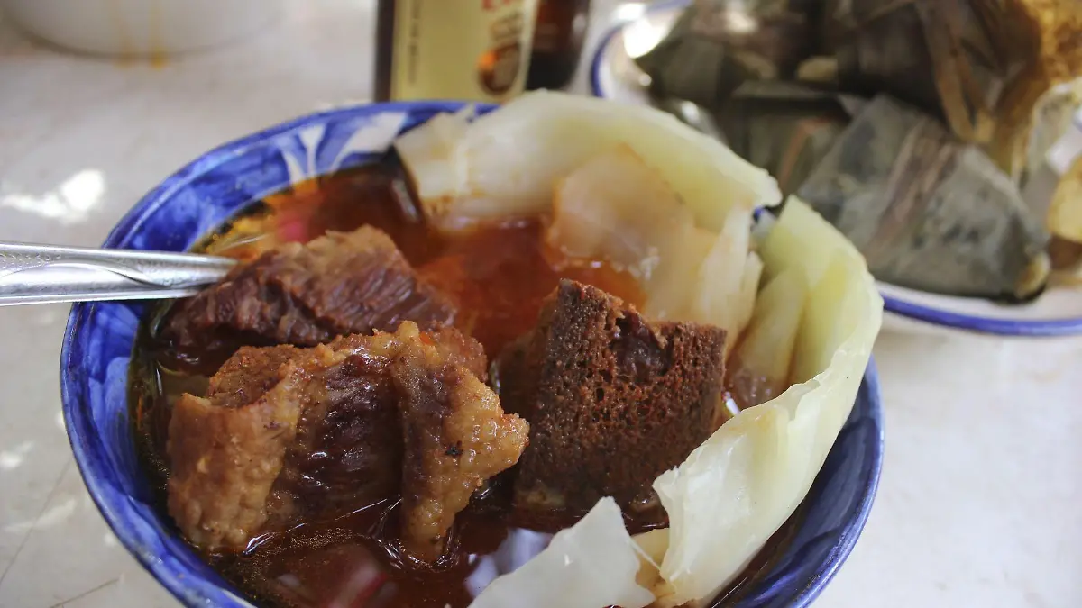 MESETA PURÉPECHA, MICHOACAN, 26MARZO2014.  El churipo de Michoacán es un platillo tradicional de esta región purépecha; es un caldillo de chile rojo con carne de res y verduras que se suele acompañar con corundas (tamales de ceniza, típicos de Michoacan). FOTO: JUAN JOSÉ ESTRADA SERAFIN /CUARTOSCURO.COM