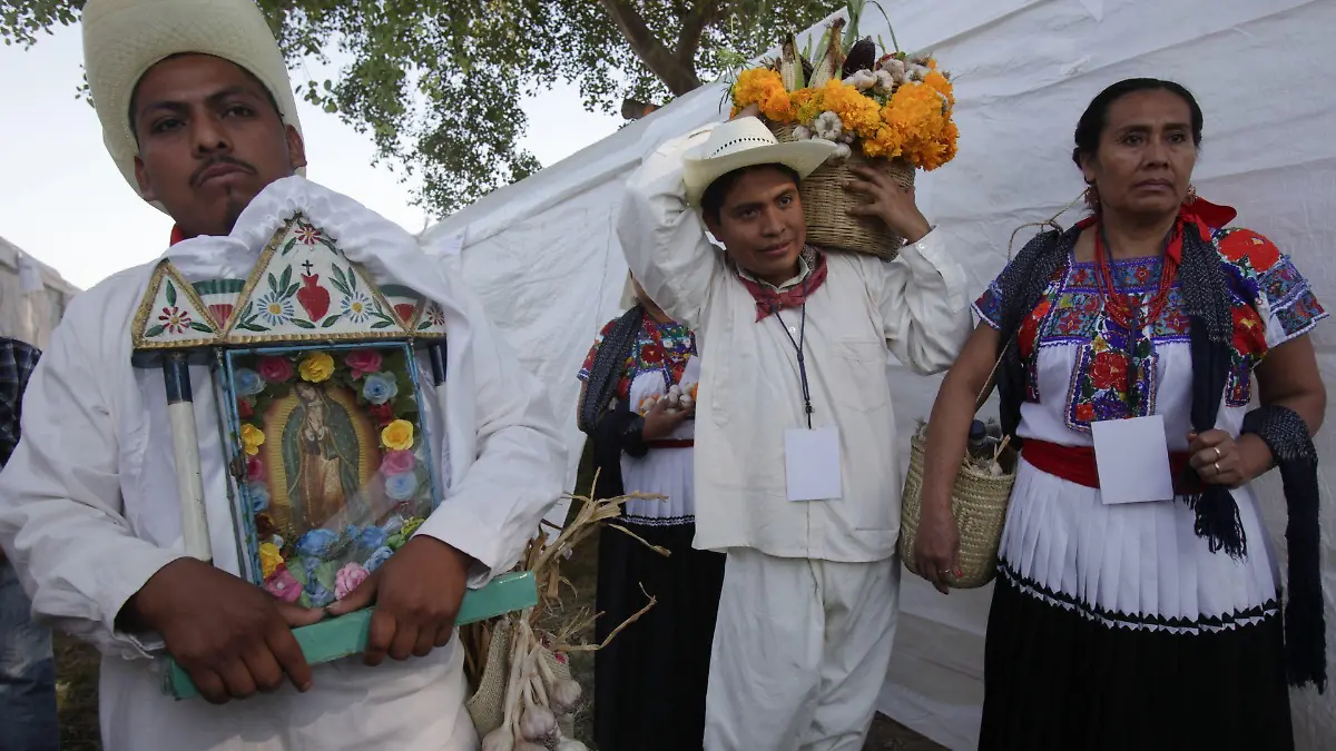 TEHUACÁN, PUEBLA 18OCTUBRE2012.  Con bailes regionales y algunos rituales ancestrales, dió comienzo el festival del Mole de Caderas, en el que oficialmente se abre la temporada para el sacrificio de chivos, del que sus caderas son cocinadas con verduras de la temporada para elaborar el platillo con ese nombre. Precediendo a la celebración del día de muertos, esta celebración data de la época colonial en la que los gobernantes daban permiso a los pobladores para sacrificar el exceso de ganado caprino, no solo en Tehuacán, sino en toda la región que abarca todo el valle de Tehuacán hasta Huajuapan de León, en Oaxaca.FOTO: JUAN PABLO ZAMORA /CUARTOSCURO.COM