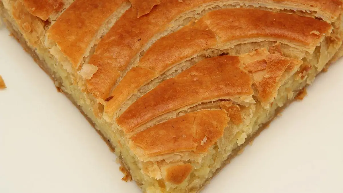 1024px Gros plan de galette des rois 2013