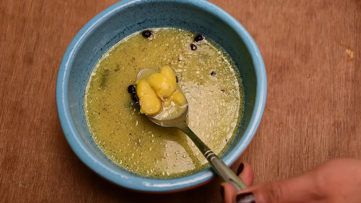 Sopa de habas con hormigas chicatanas 2
