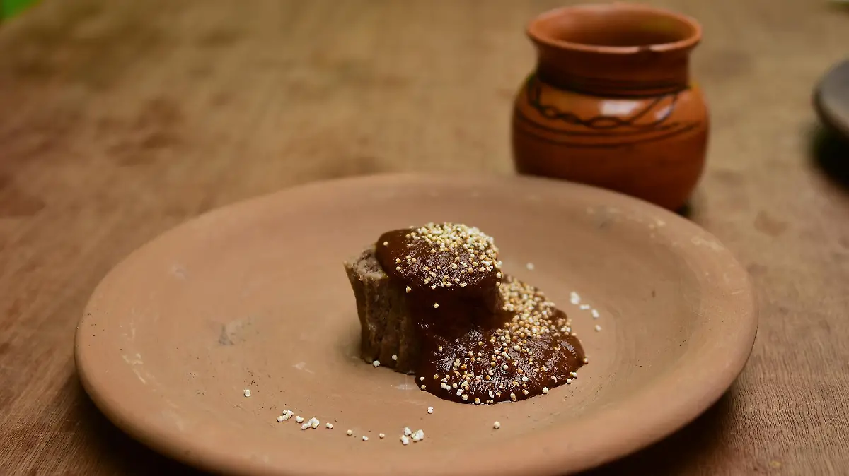 Tamal de ayocote y mole 1