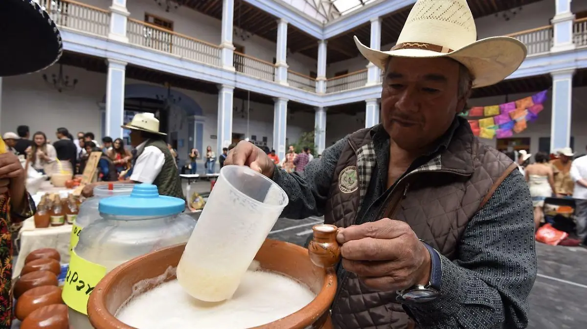 TOLUCA, ESTADO DE MÉXICO, 11OCTUBRE2019.   El Centro Cultural Universitario Casa de las Diligencias de la UAEM albergó la Muestra Gastronómica de Productos Mexiquenses en donde los asistentes pudieron disfrutar de pulque, agua miel, productos con mezcal, pan, paletas de pulque, pollo en barbacoa, mostrando un poco de los sabores del estado. FOTO: CRISANTA ESPINOSA AGUILAR /CUARTOSCURO