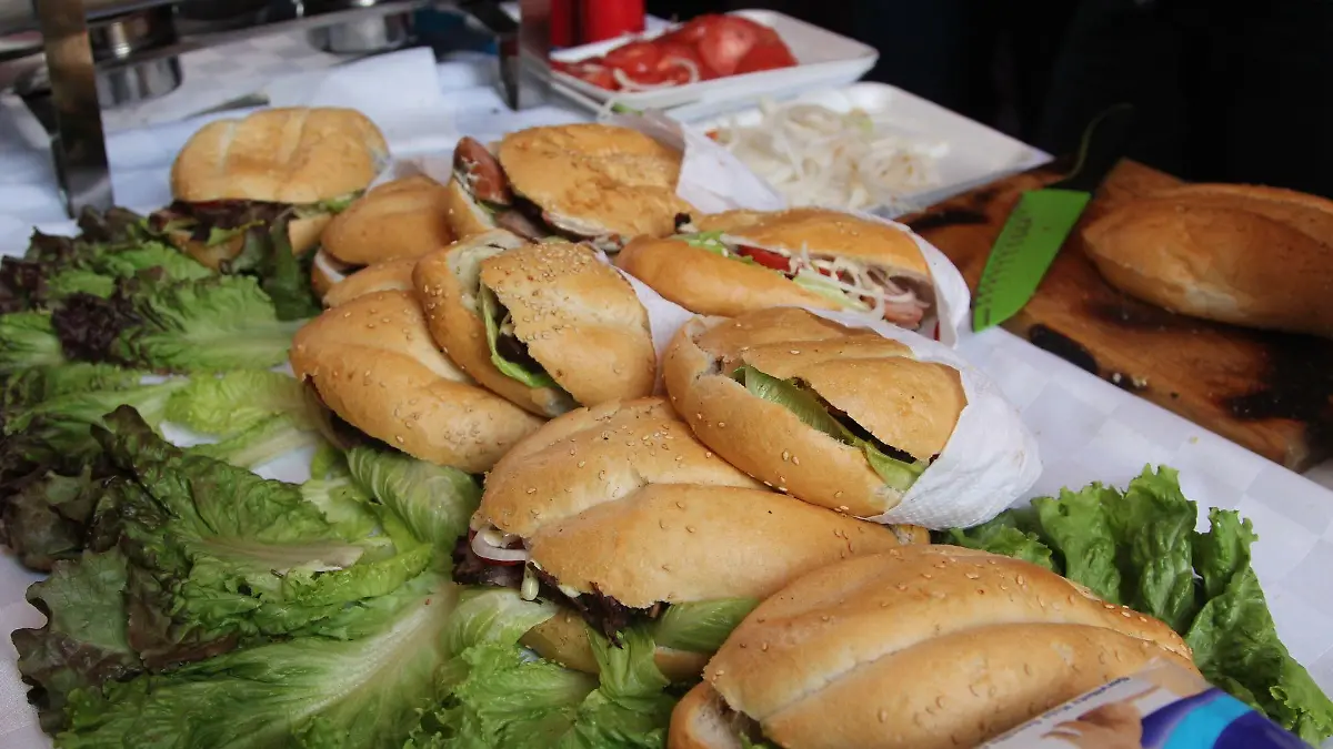 MÉXICO, D.F., 25JULIO2013.  José Manuel Ballesteros López, jefe delegacional de Venustiano Carranza, anunció la inauguración de la Feria de la Torta que sera el próximo 31 de julio al 4 de Agosto. Los participantes buscan preparar en tiempo récord para la preparación de una mega torta de 55 metros de largo.FOTO: SAÚL LÓPEZ /CUARTOSCURO