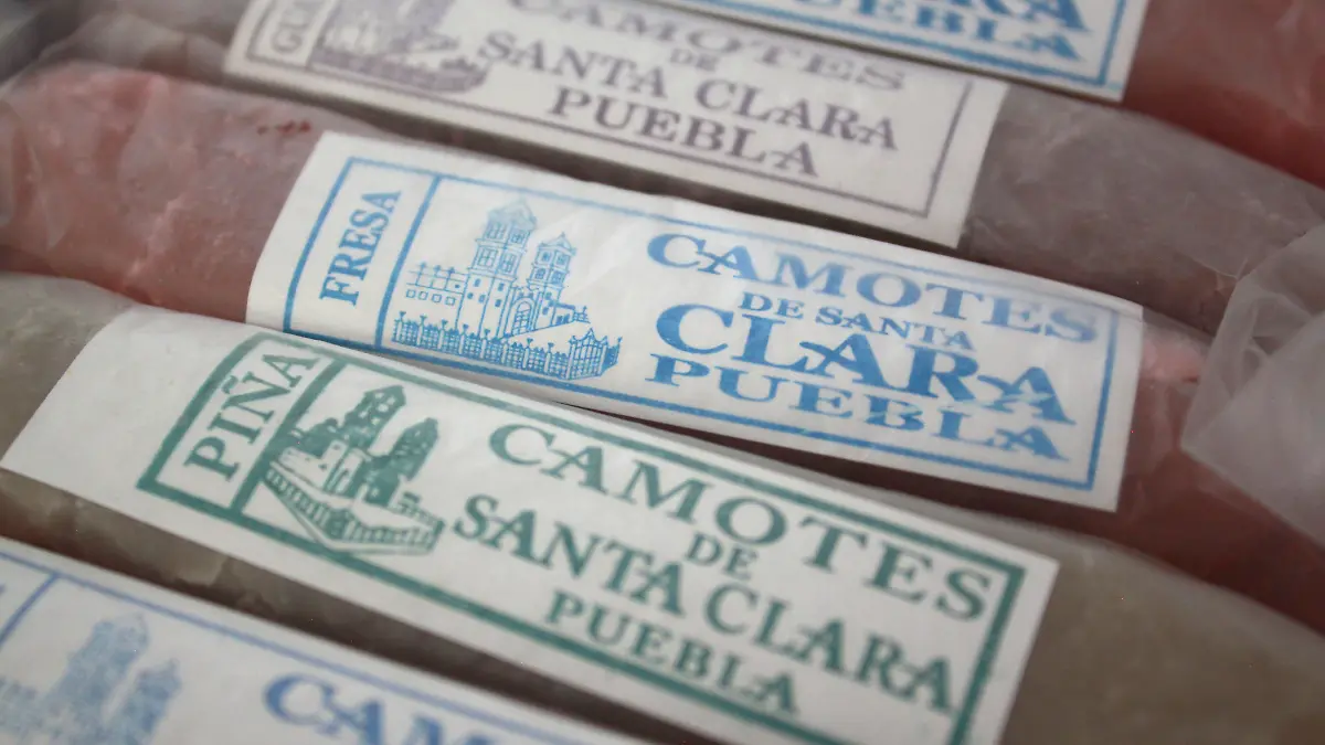 Recorrido por tiendas de dulces típicos.