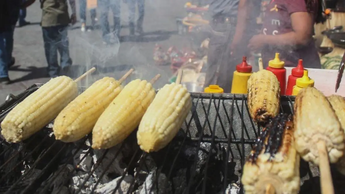 CIUDAD JUÁREZ, CHIHUAHUA, 31MARZO2018.  Centro histórico abarrotado previo a la celebración del domingo de pascua, las zona  congestionado con juarenses quienes disfrutaban el día a pesar de las altas temperaturas que azotaban a esta frontera. Venta de elotes y esquites en el centro de la ciudad.FOTO: NACHO RUÍZ /CUARTOSCURO.COM