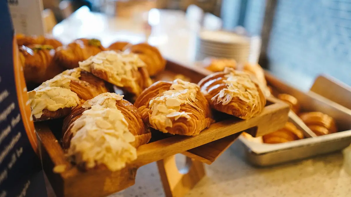 phil hearing 2jv7GJS4R7Q unsplash