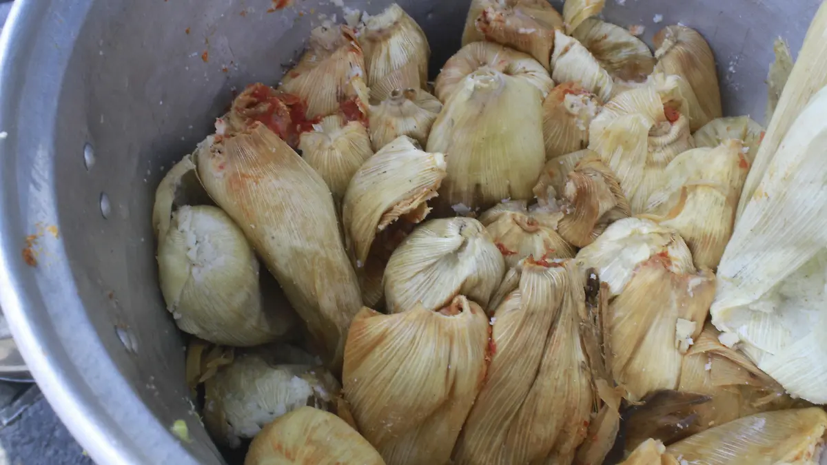 LA SEÑORA ROSA ESTELA VENDE TAMALES EN LA COLONIA MARAVILLAS