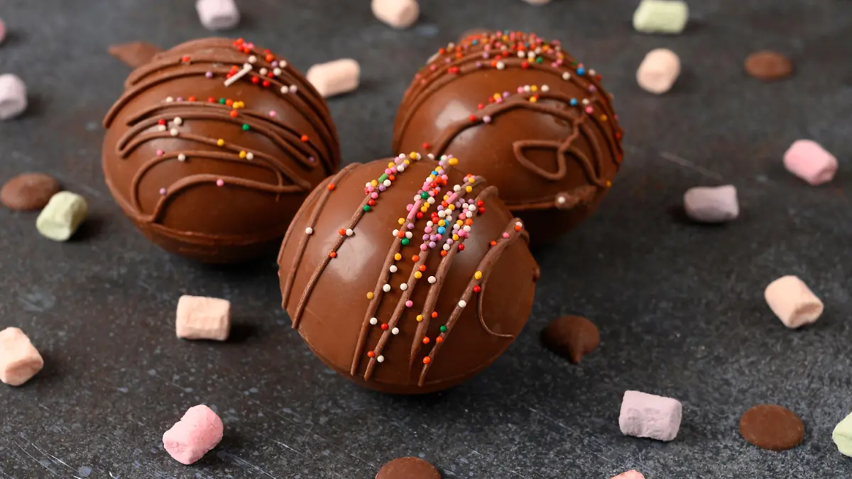 Cocoa,Bombs,With,Marshmallows,,Chocolate,That,Melts,When,Hot,Milk