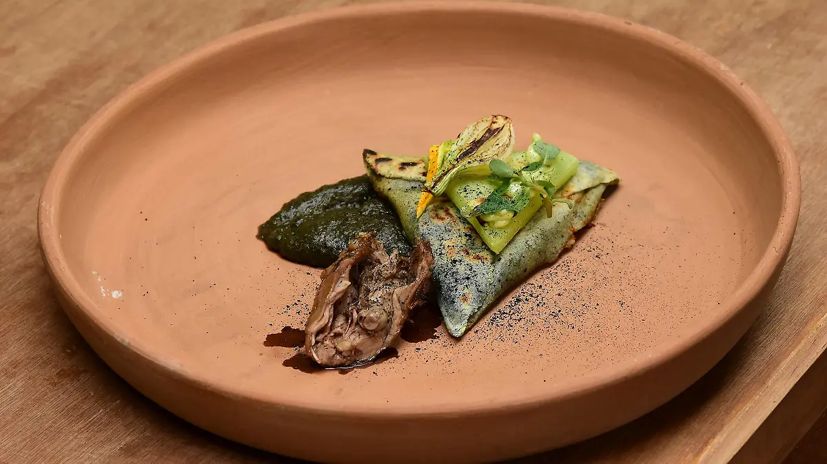 Tlacoyo mole de huitlacoche y carne de ardilla 4
