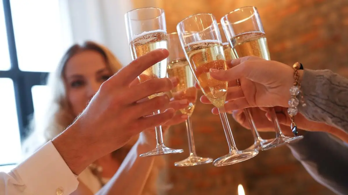 3 recetas de cócteles con champaña para celebrar Año Nuevo