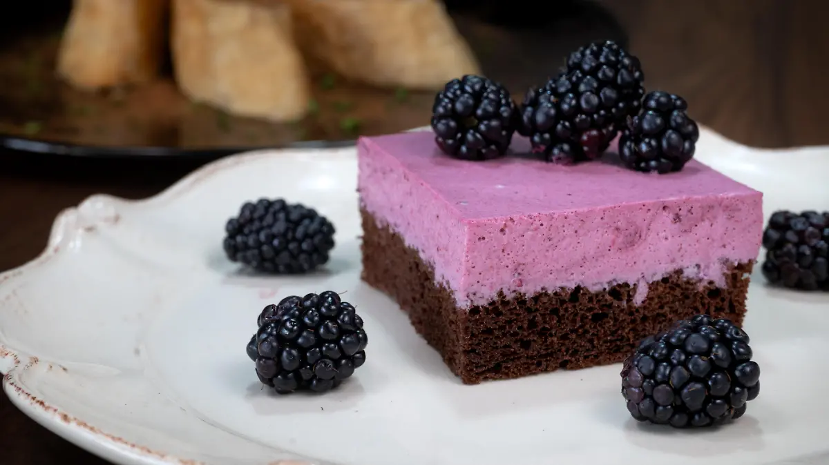 Mousse de Zarzamora y Bizcocho de Chocolate