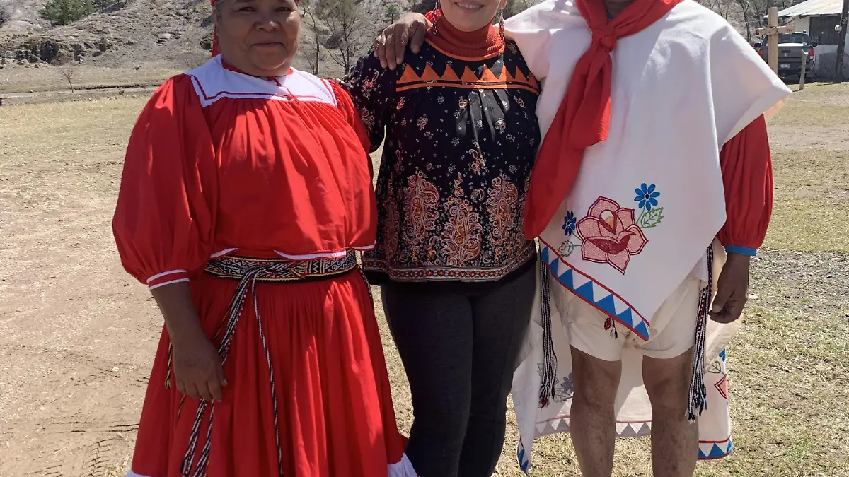 Gobernadora María Luisa Bustillos y su esposo de fondo paisaje de la Sierra Tarahumara