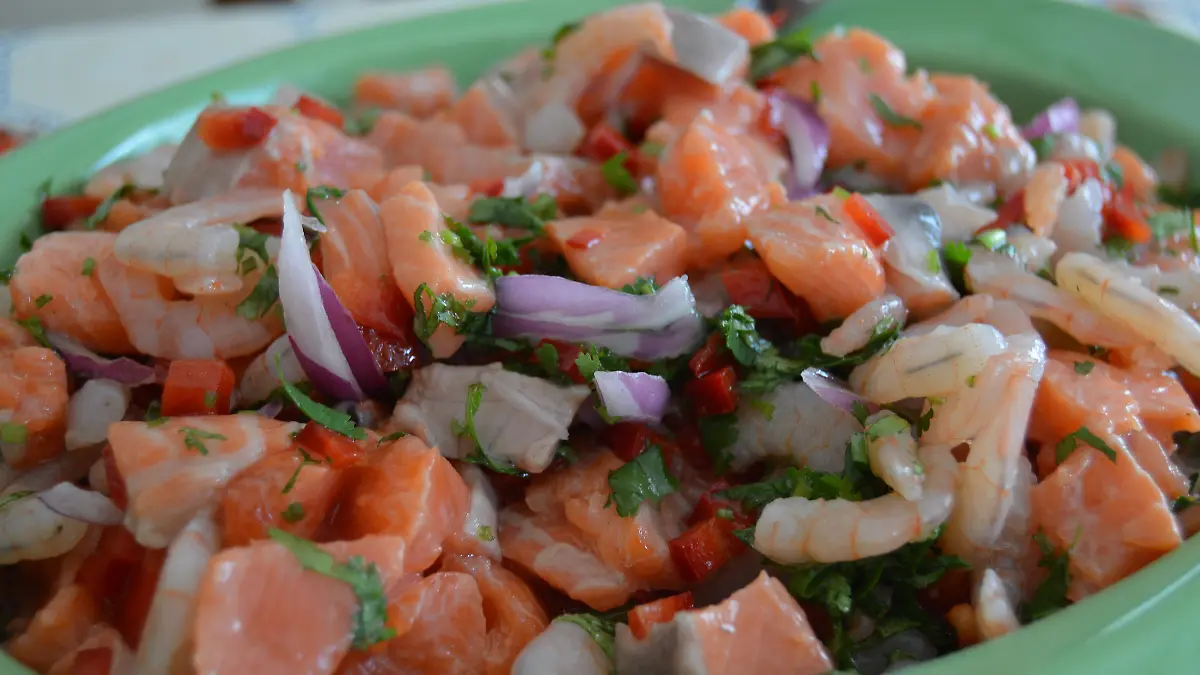 Cebiche de salmon con cebolla morada camarones cilantro limon y especias