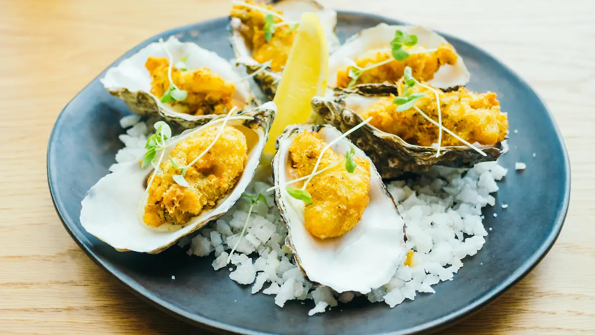 Fried oyster shell with sauce