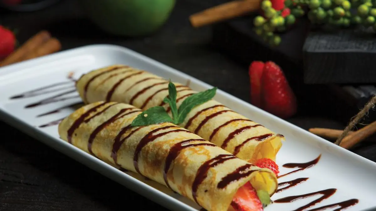 frutas envueltas crepes salsa chocolate