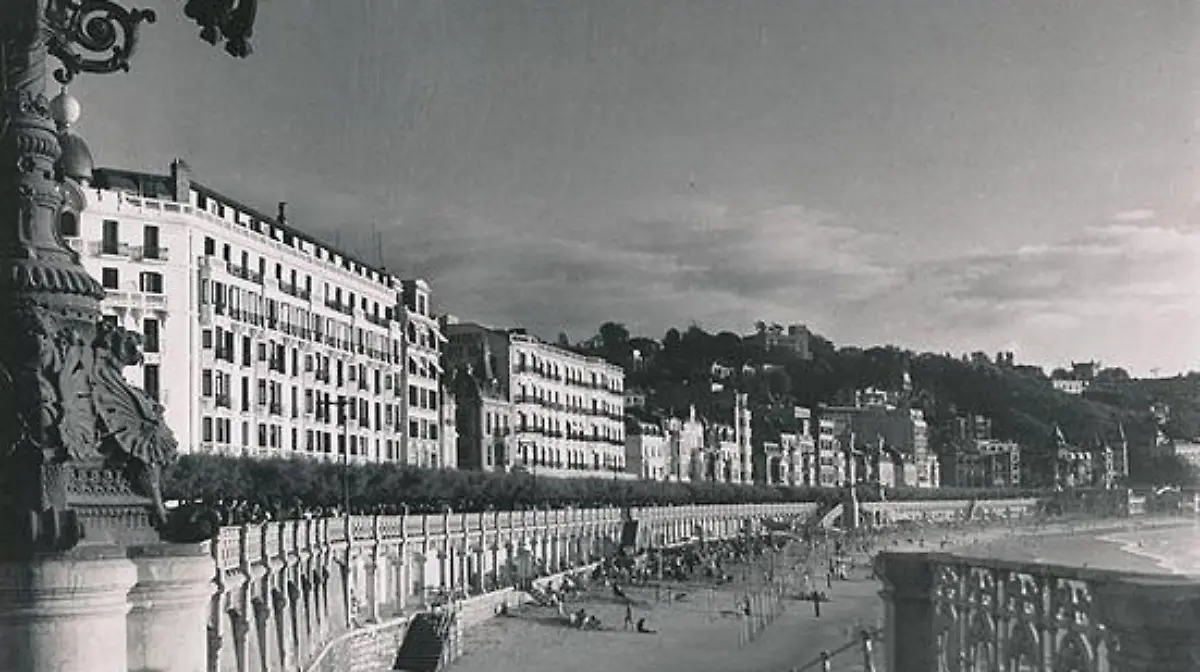 551px Bajada a la playa de La Concha. San Sebastián 15420141344
