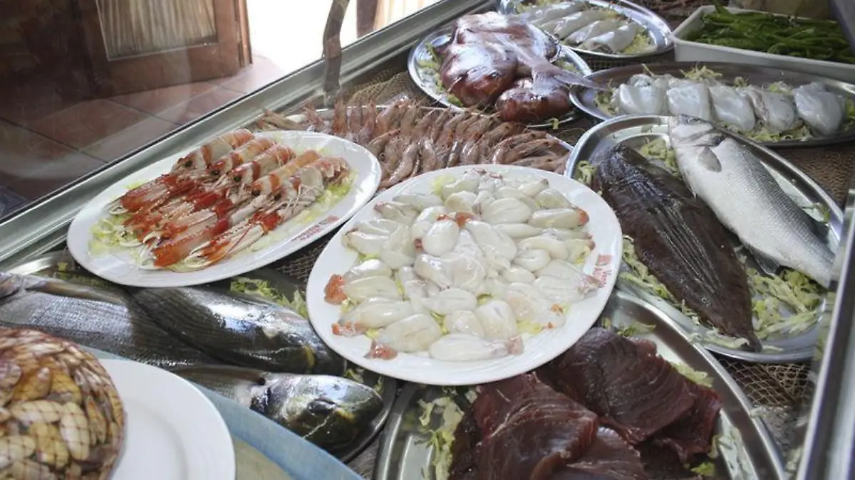 800px Vista vitrina pescados y mariscos restaurante chipiona