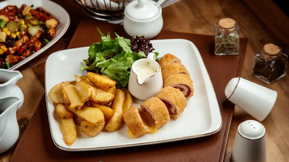 pollo cordon bleu papas ensalada rural salsa plato