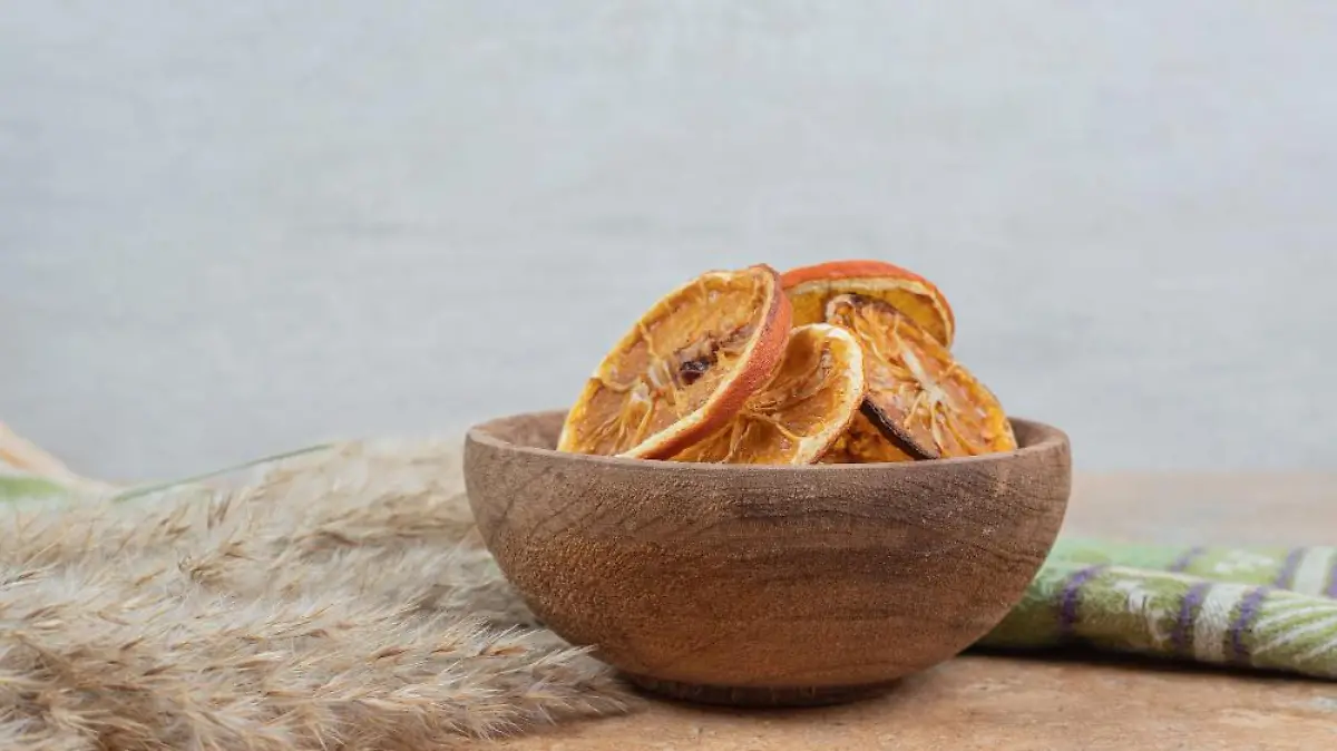 tazon fuente rodajas naranja mantel sobre superficie marmol