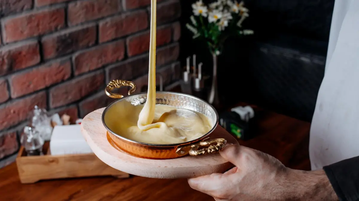 vista lateral verter mezcla pastel fuente hornear