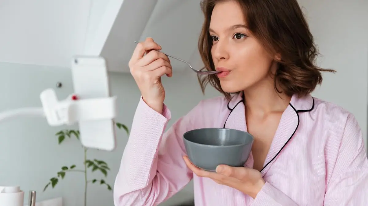 retrato joven mujer bonita pijama
