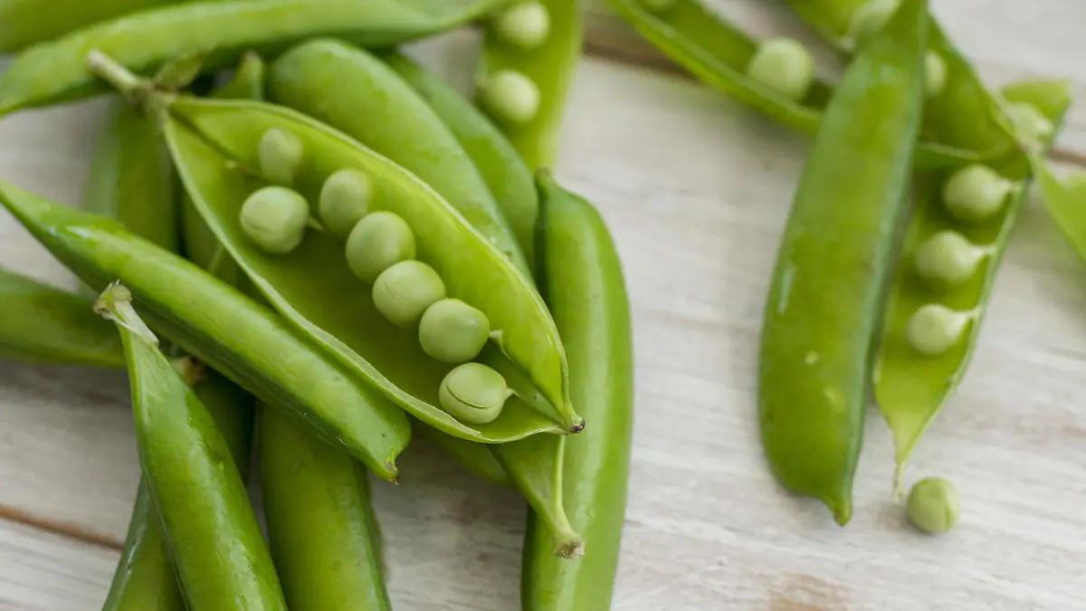cerrar vainas guisantes sobre pano blanco