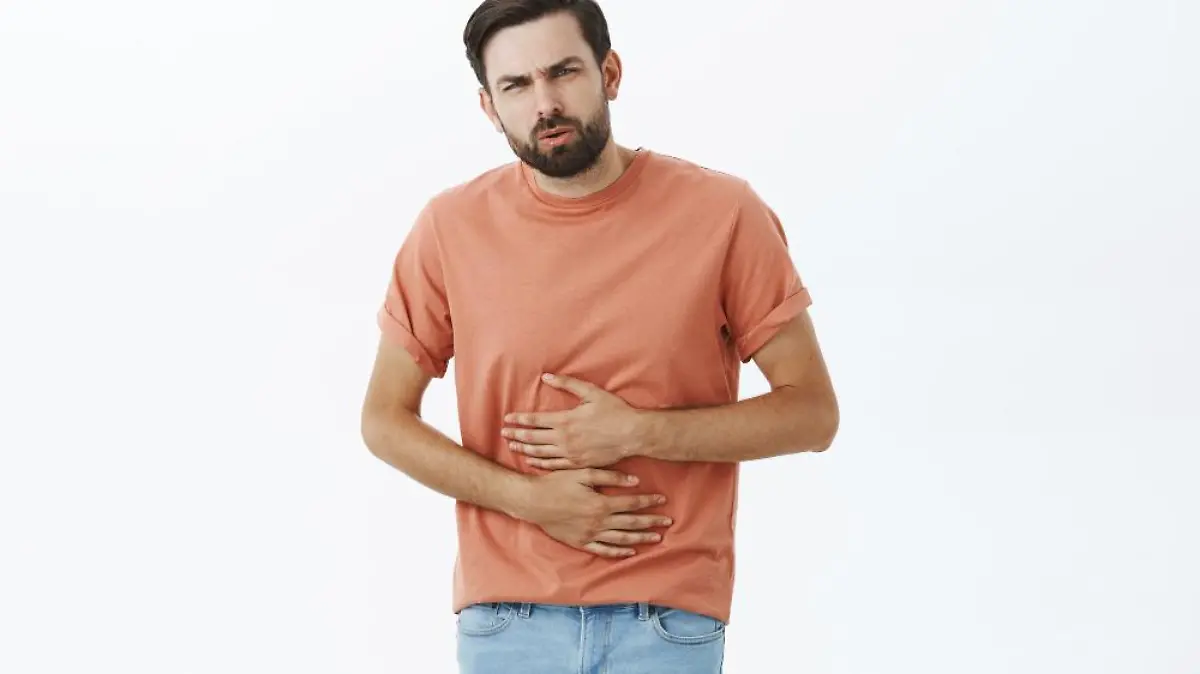 hombre barbudo expresivo camiseta naranja