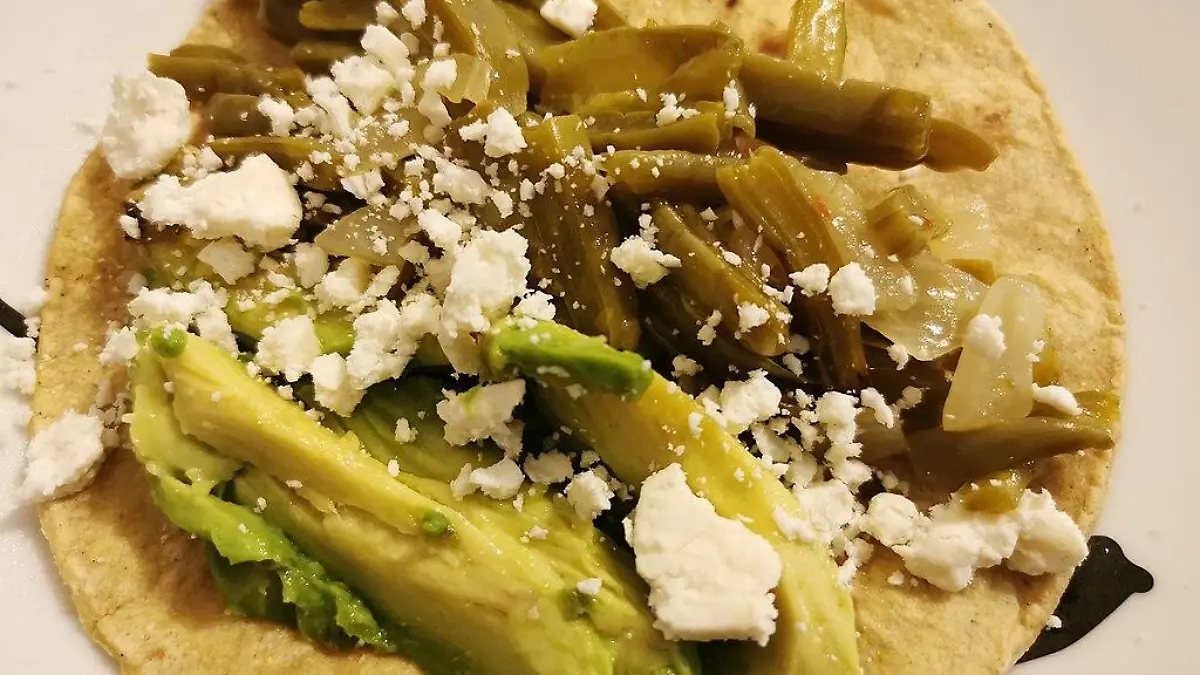 Taco de nopales con aguacate