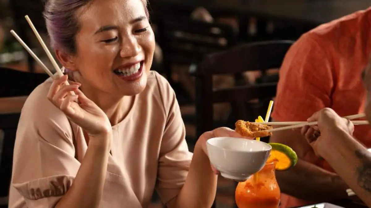 gente asiatica cenando 1