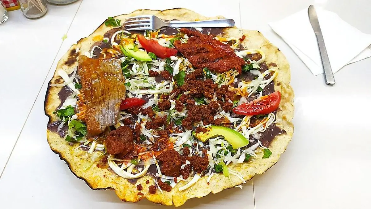 Tlayuda con tasajo y chorizo