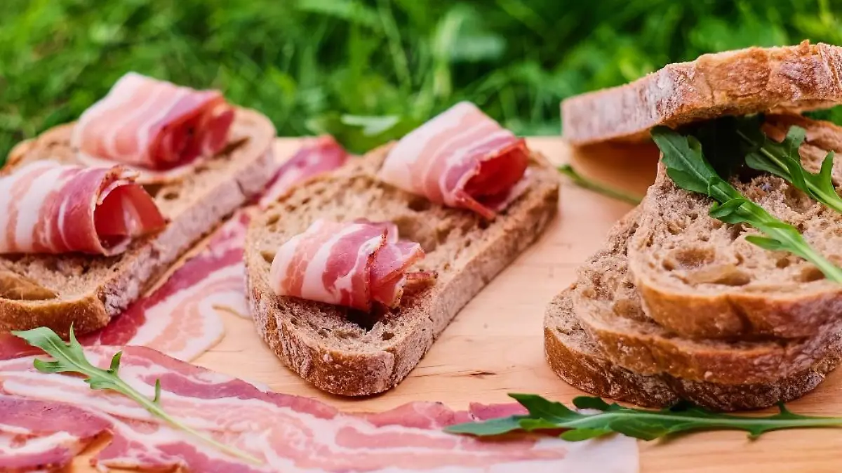 pan carne gourmet escritorio madera sobre fondo cesped verde