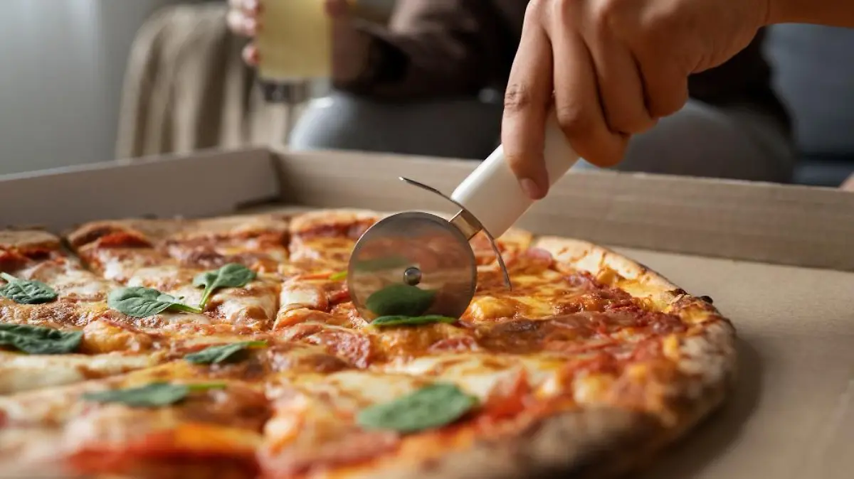 vista lateral mujeres comiendo deliciosa pizza