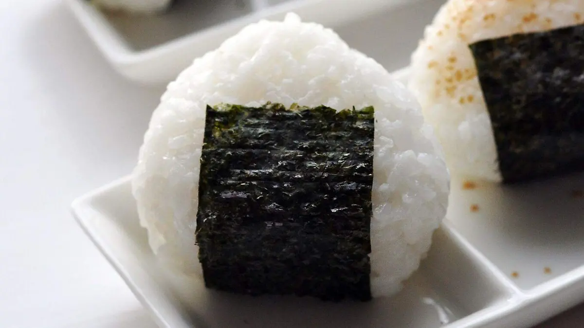 El arroz japonés de grano corto destaca por su textura húmeda y pegajosa, ideal para sushi y onigiri.