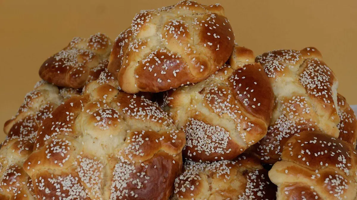 La forma de huesitos en el pan de muerto representa los restos de los ancestros como recordatorio de la vida y la muerte.