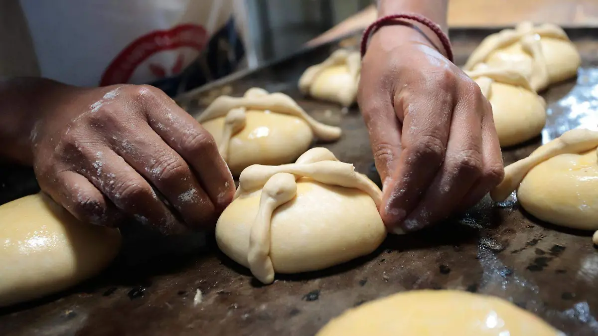 Cada región de México le ha dado su toque al pan de muerto: de ajonjolí en Puebla a rellenos modernos en la CDMX.