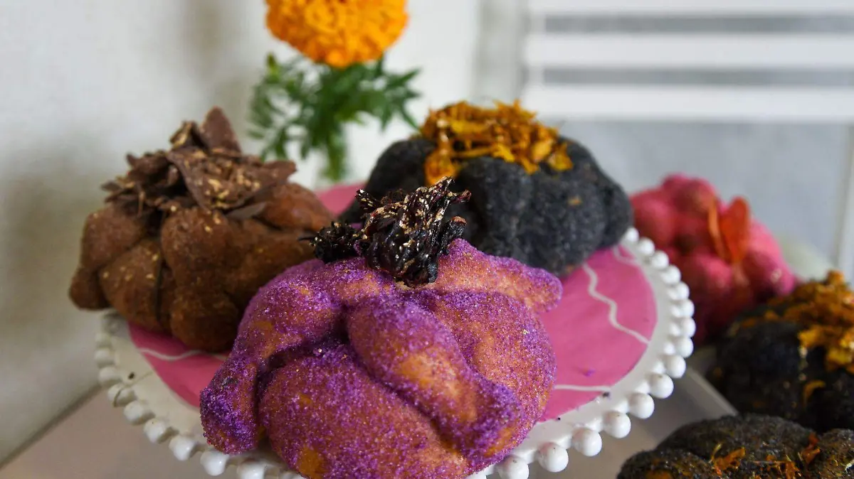 El azúcar roja del pan colonial simbolizaba la sangre de los sacrificados, reinterpretada por los españoles.