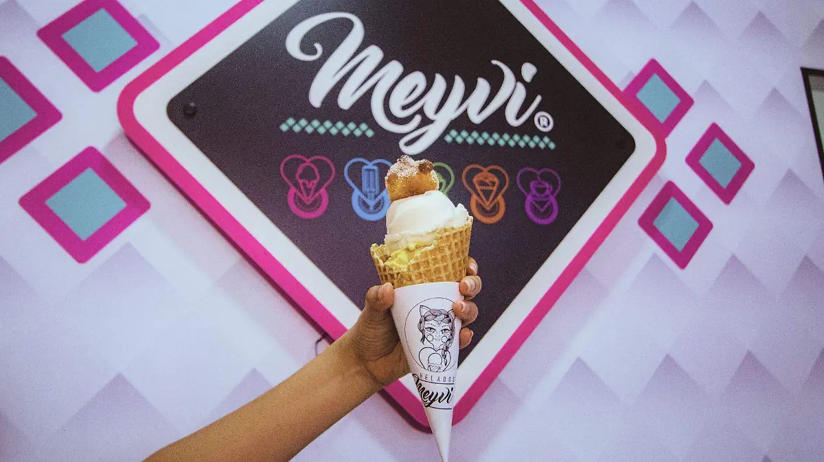 Cada bola de helado de pan de muerto en Meyvi viene coronada con un mini pan artesanal hecho en su propia fábrica.