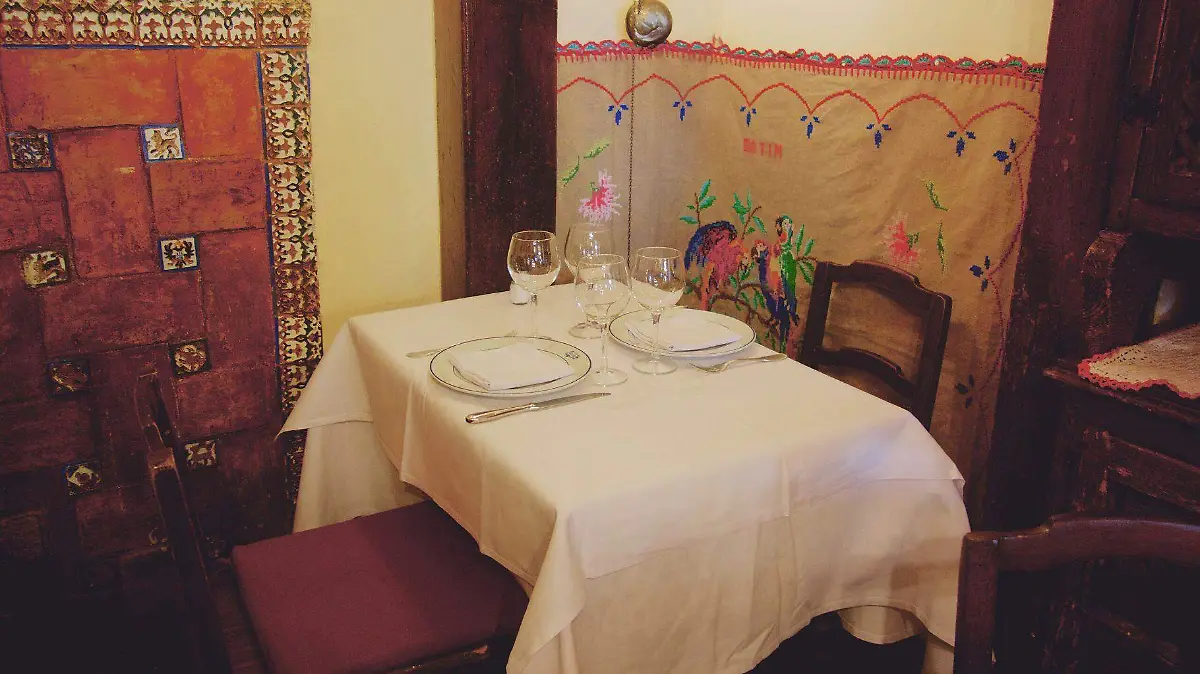 Cada país tiene su propio restaurante embrujado, con leyendas locales que mezclan tragedia, romance y superstición.