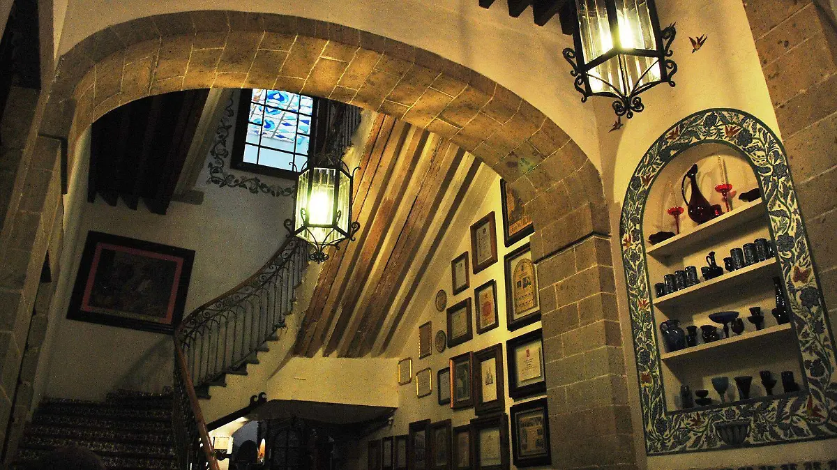 Café de Tacuba, CDMX. Fundado en 1912, este icónico restaurante del Centro Histórico es famoso por sus apariciones y por una monja que, dicen, aún ronda sus pasillos.