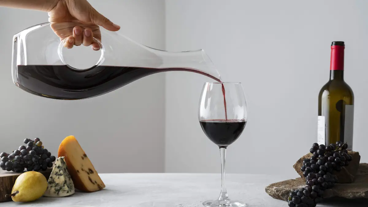 vista-lateral-mano-vertiendo-vino-en-copa