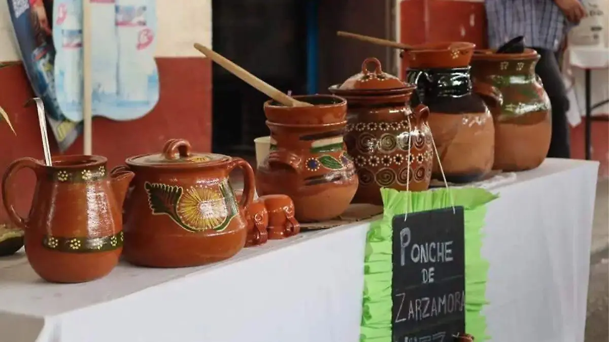 En Tepoztlán, Morelos, el ponche es la estrella de su propia feria, un evento que celebra esta bebida emblemática de las fiestas decembrinas.
