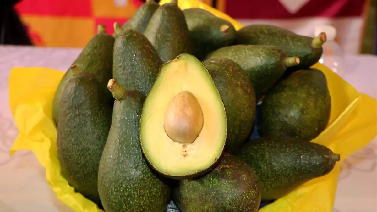 Los visitantes a la Feria del Aguacate en Atlixco pueden comprar aguacate fresco y derivados como salsas, aceites y cremas.