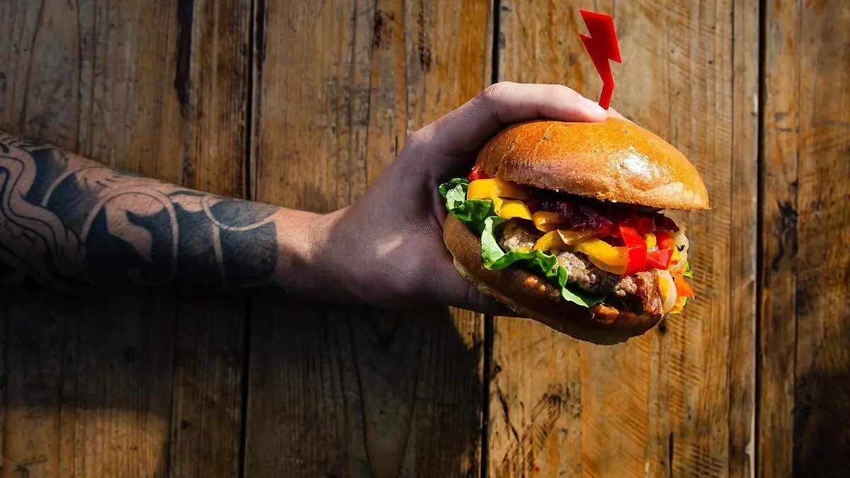 Paquetes con hamburguesa y desayunos muy chilangos el fin de semana