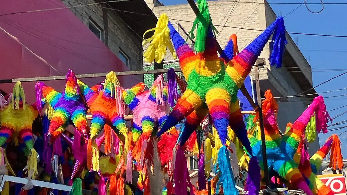 La piñata de siete picos, documentada desde el siglo XVIII, funcionó como instrumento catequético para explicar los pecados capitales y la importancia de la fe.