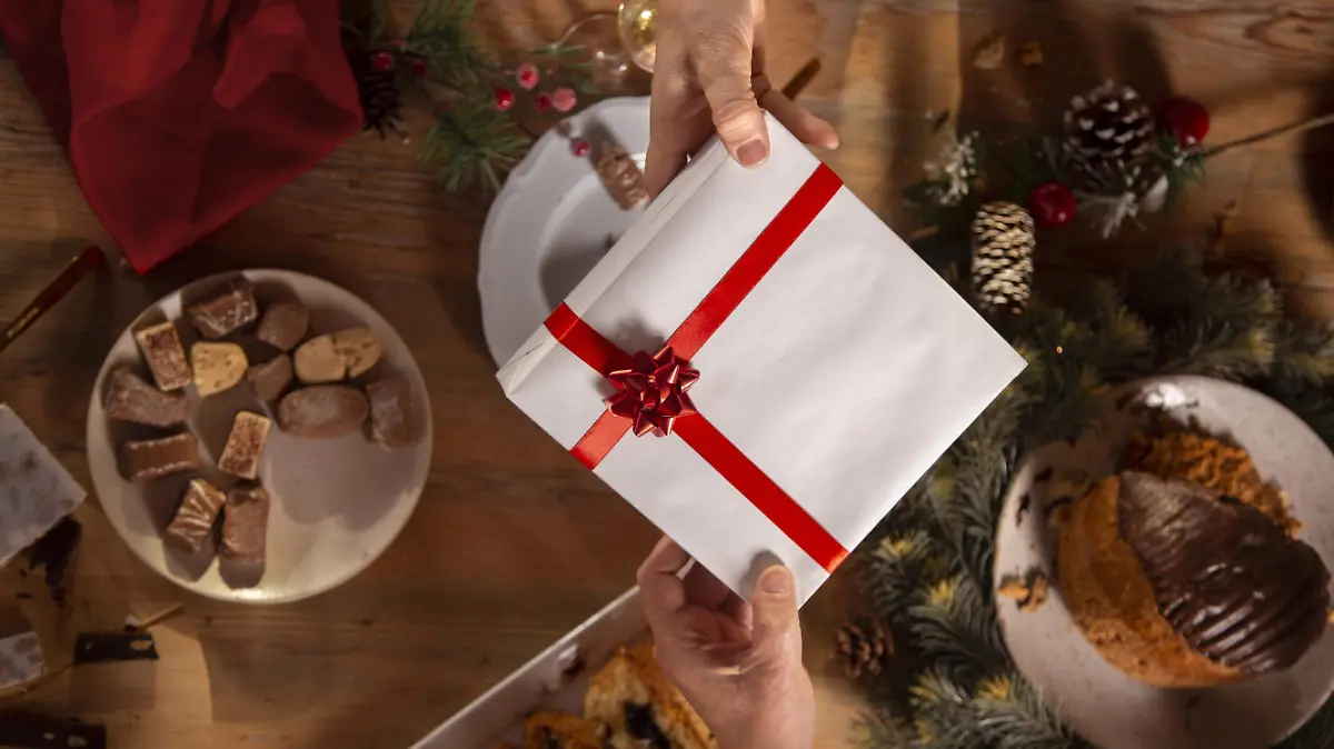 personas-dando-una-recepcion-de-regalos-de-navidad-en-el-hemisferio-sur