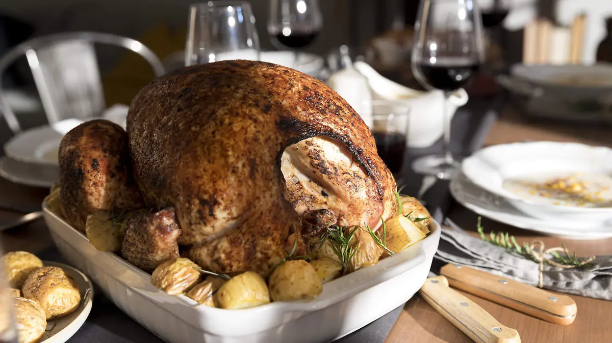 mesa-con-comida-tradicional-para-el-evento-del-dia-de-accion-de-gracias